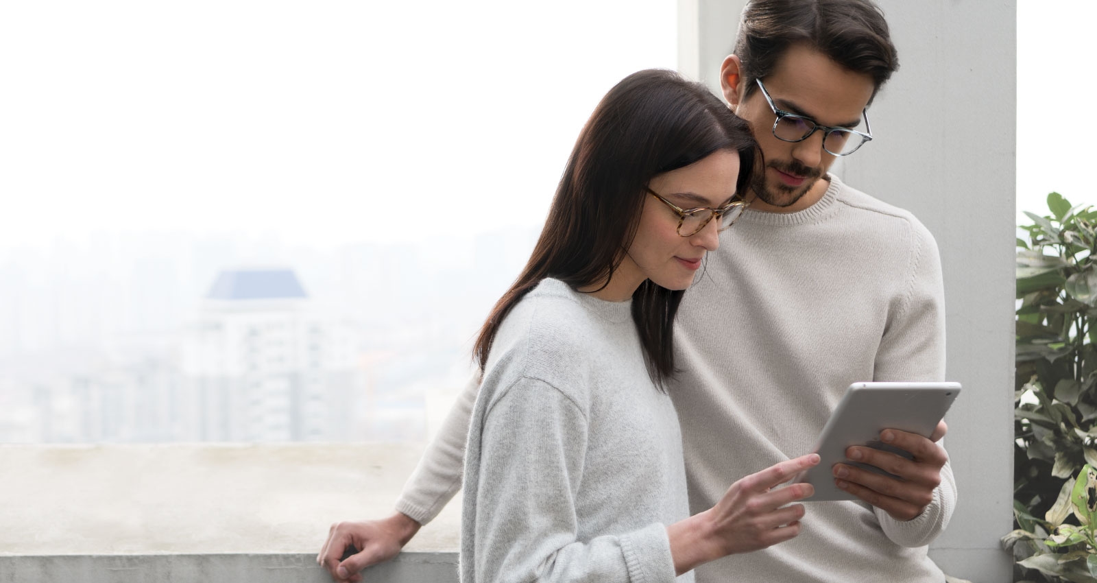 Homme et femme avec des lunette de vue à l'ordinateur